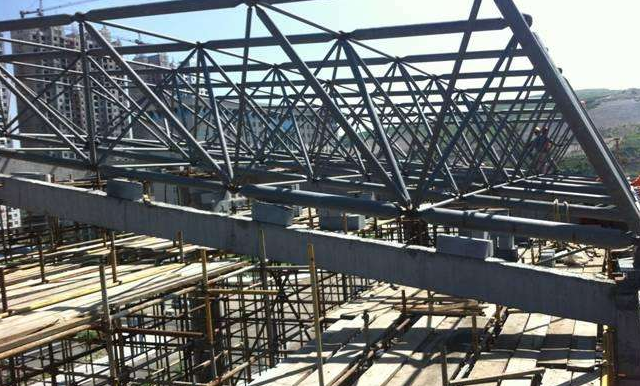 钦州简述网架公司的黑色压型钢板的吊装步履